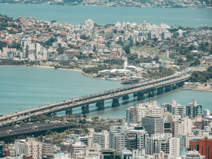 In Florianópolis, der Hauptstadt des brasilianischen Bundesstaates Santa Catarina, ist die lokale Übertragung von drei Radiosendern via DAB+ gestartet. Foto: Claiton Conto/Unsplash In Florianópolis, der Hauptstadt des brasilianischen Bundesstaates Santa Catarina, ist die lokale Übertragung von drei Radiosendern via DAB+ gestartet. Foto: Claiton Conto/Unsplash