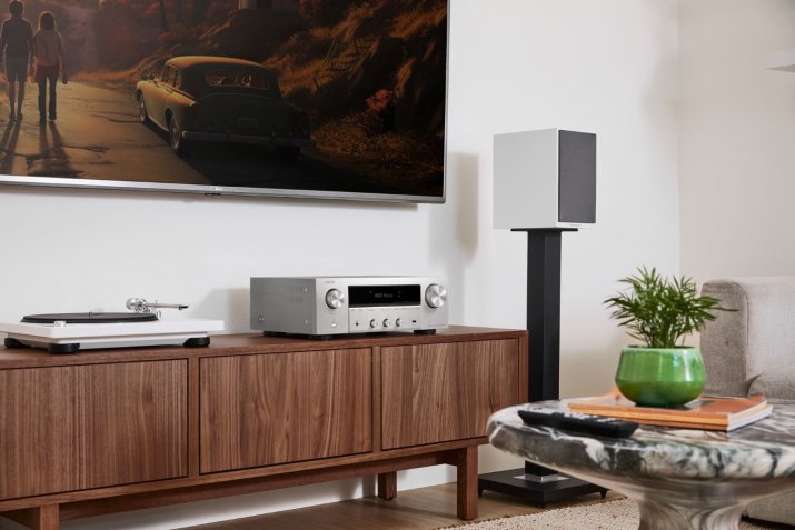 Der Denon DRA-900H in Silber. Quelle: Denon
