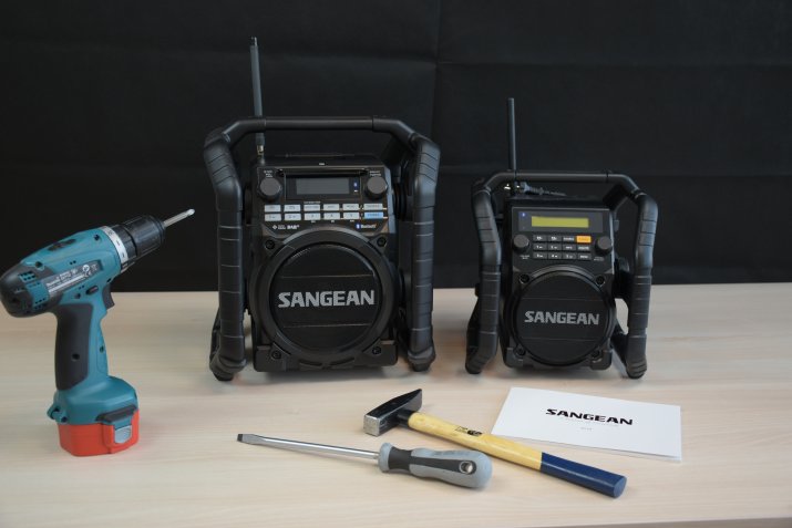 Rechts im Bild das Utility 50 plus, links das Utility 40 plus. Es soll sogar als Baustellengerät geeignet sein. Quelle: Sangean